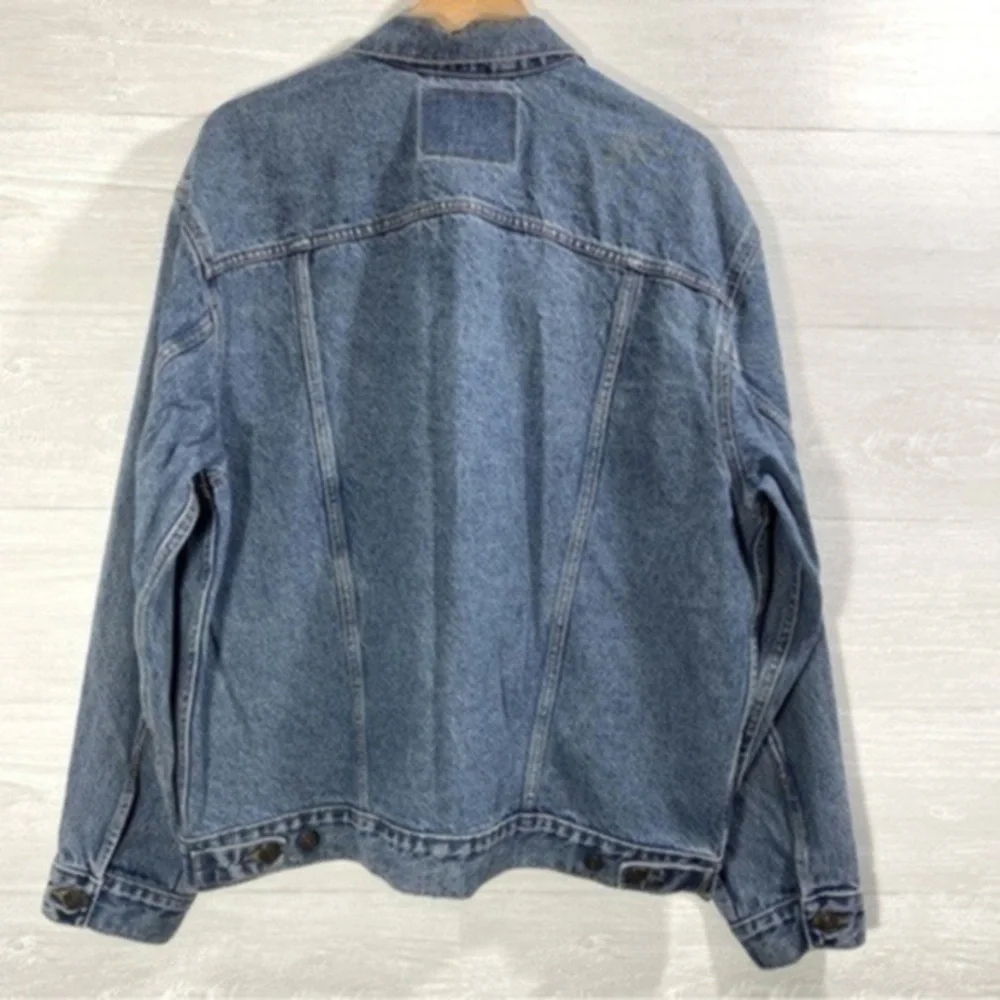 Vintage Levi’s Relaxed Fit Truckers denim Jacket Size L Color Blue